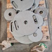 Palestra , dischi , pesi con impugnatura 