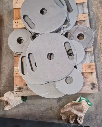 Palestra , dischi , pesi con impugnatura 