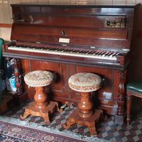 Pianoforte verticale in legno funzionante del 1800