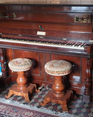 Pianoforte verticale in legno funzionante del 1800