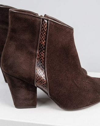 Stivaletti in camoscio autentico spagnolo.