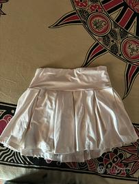 gonna bianca con pantaloncini sotto