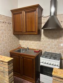 Cucina in legno noce  e dispensa
