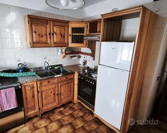 Cucina rustica anni '90 con mobili