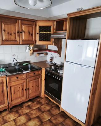 Cucina rustica anni '90 con mobili