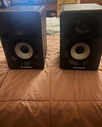 Casse acustiche attive per dj studio marca alesis