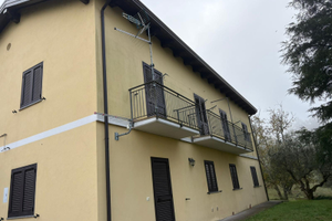 Casa ristrutturata con terreno adiacente