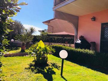 Pomezia Torvaianica - Villa Bifamiliare ampio giar