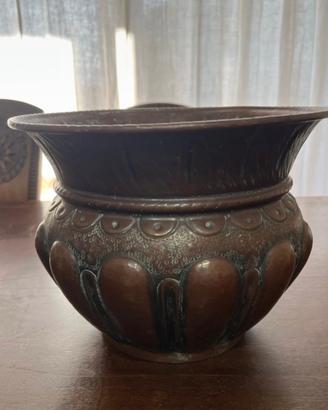 Portavaso in Rame Sbalzato e Martellato a Mano
