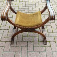 Poltroncina in legno e velluto.