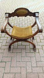 Poltroncina in legno e velluto.