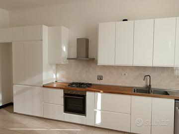 Cucina IKEA bianco e rovere