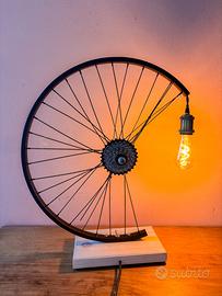 Lampada da tavolo ruota di bicicletta