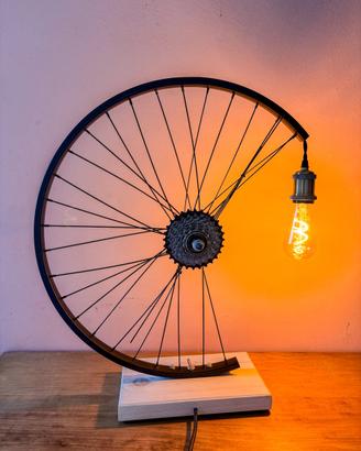 Lampada da tavolo ruota di bicicletta