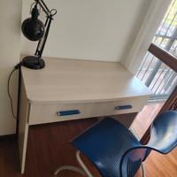 scrivania con sede e mensole