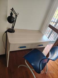 scrivania con sede e mensole