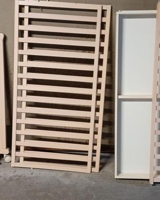 Lettino in legno chiaro, con sponde laterali