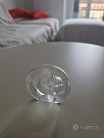 Scultura in cristallo con scoiattolo inciso 