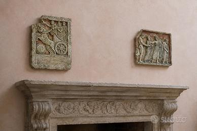 Coppia di preziosi bassorilievi decorativi antichi