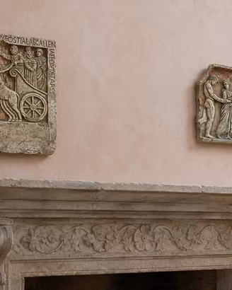 Coppia di preziosi bassorilievi decorativi antichi