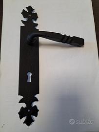 maniglia in ferro battuto nera opaco.