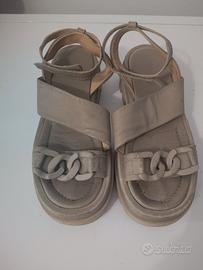 Sandali Chunky Beige in Pelle con Catena  e suola 