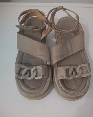 Sandali Chunky Beige in Pelle con Catena  e suola 