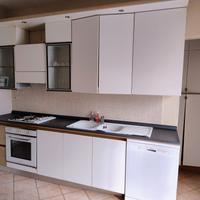 cucina, frigo, forno e tavolo
