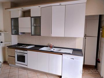 cucina, frigo, forno e tavolo