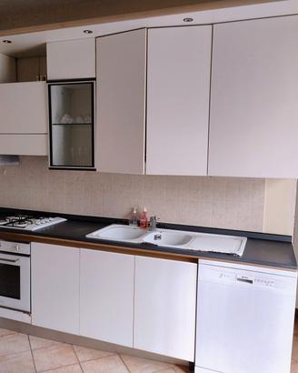 cucina, frigo, forno e tavolo