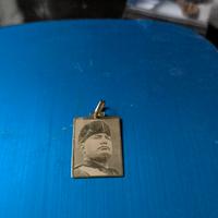 Medaglia oro con volto del Duce in grande uniforme