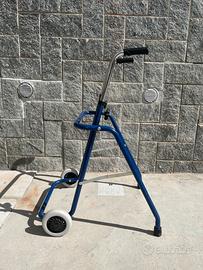 Deambulatore con ruote pieghevole blu