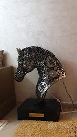 Scultura testa di cavallo in metallo riciclato
