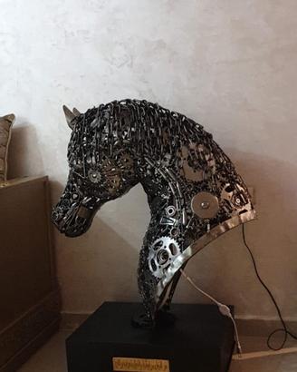 Scultura testa di cavallo in metallo riciclato