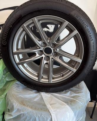 Cerchi in lega a razze multiple R17 con pneumatici