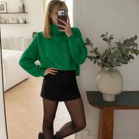 Maglione verde con collo alto in maglia lavorat