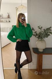 Maglione verde con collo alto in maglia lavorat