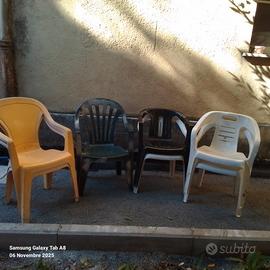 sette sedie  di plastica  leggere descrizione 