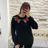 Maglione nero con rose