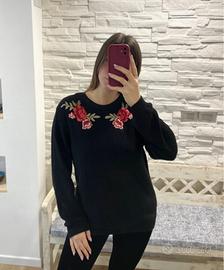 Maglione nero con rose