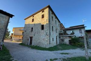 Rustico / Casale di 360 m² con più di 5 locali e b