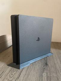 PS4 Slim 500GB + Supporto Verticale e Cavi