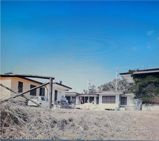 11casette agricole con annesso terreno di 50.000 m