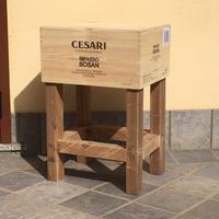 Sgabello con casse di legno di vino