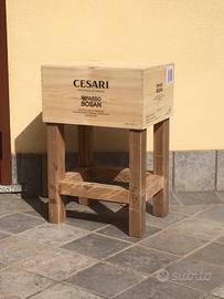 Sgabello con casse di legno di vino