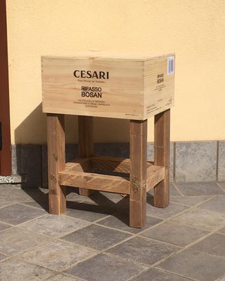 Sgabello con casse di legno di vino