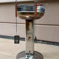 Barbecue a carbone su colonna con accessori