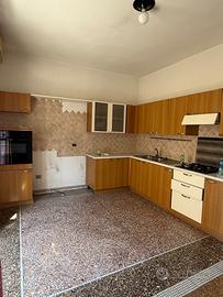 Cucina completa ad angolo