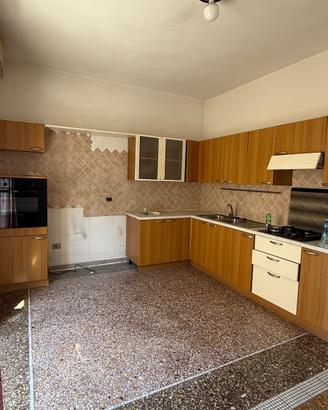 Cucina completa ad angolo