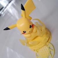 Pikachu statuina Pokémon ⚡ con base elettrica 